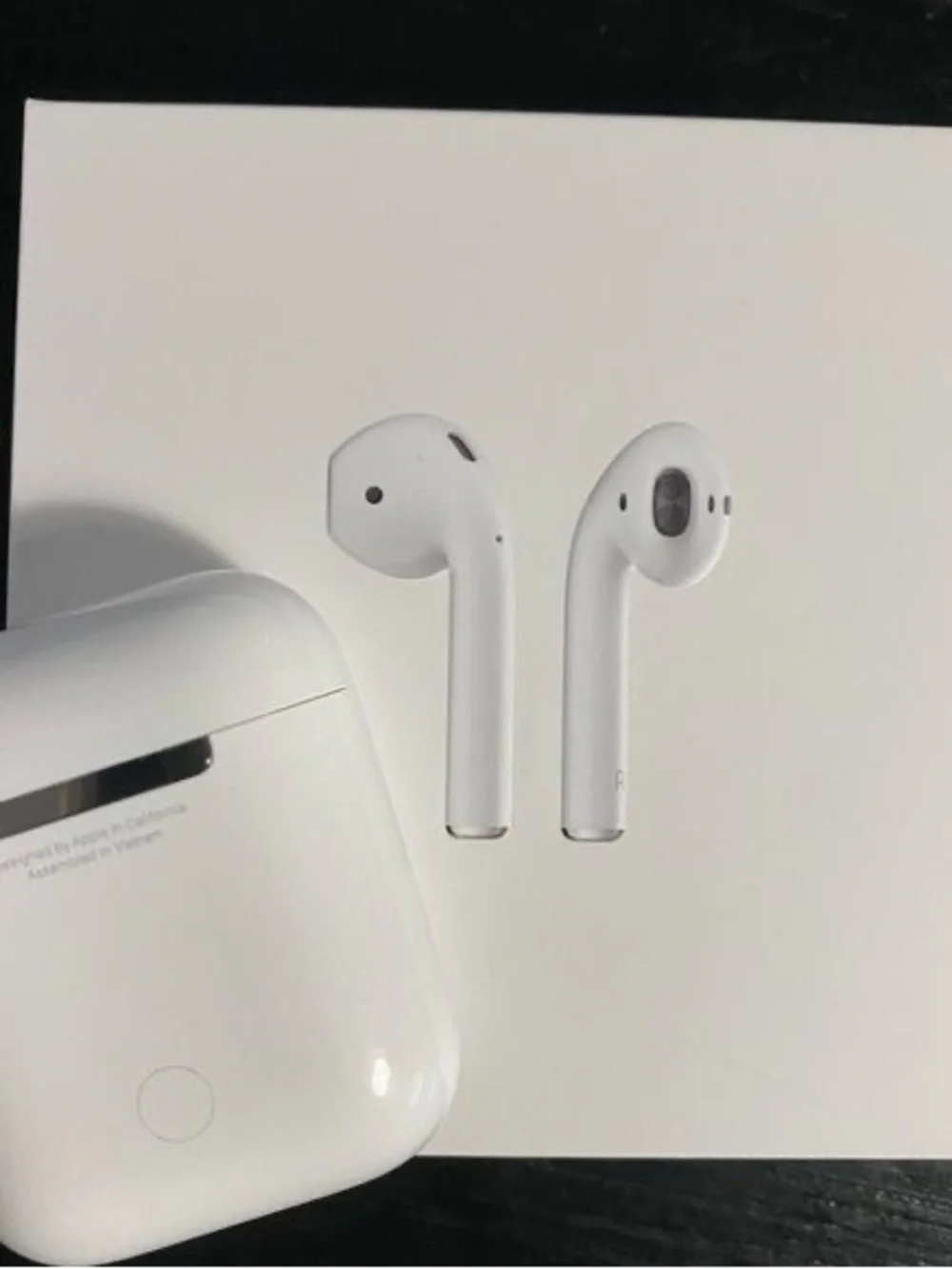 Apple White Wireless Earbuds with Charging Case